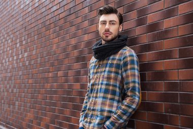 Yakışıklı genç bir eğilimi duvar