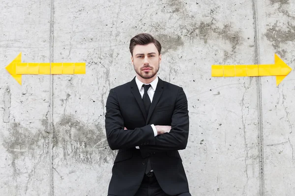 Doordachte zakenman gekruiste armen houden — Stockfoto