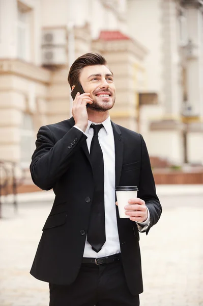 Young businessman talking on mobile phone — Stock Photo, Image