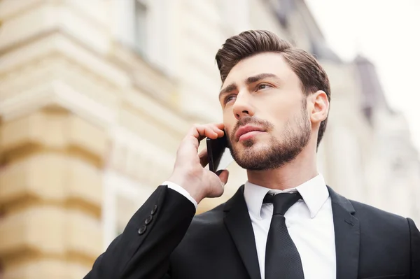 Joven hombre de negocios con teléfono móvil — Foto de Stock