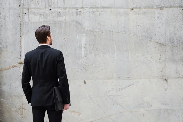 Young businessman holding briefcase — Stock Photo, Image