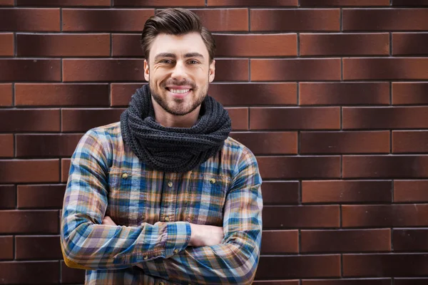 Schöner junger Mann schiefe Wand — Stockfoto