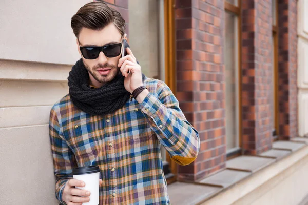 Man talar på mobiltelefon — Stockfoto