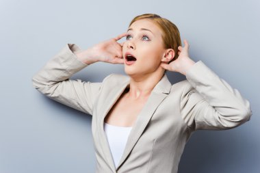 sürpriz genç iş kadını