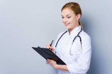 Kendine güvenen kadın doktor Pano'da yazma