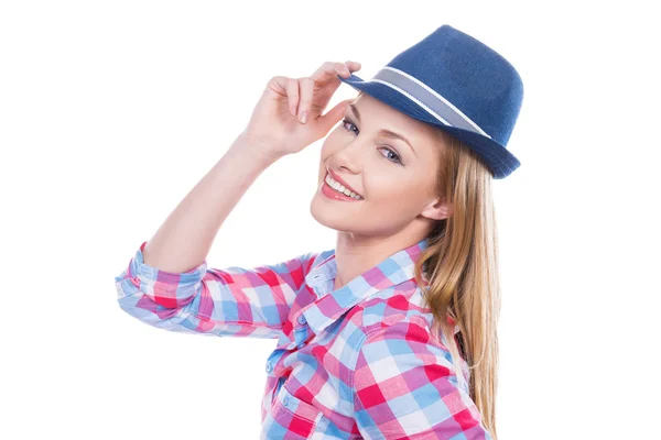 Mujer joven ajustando su sombrero —  Fotos de Stock