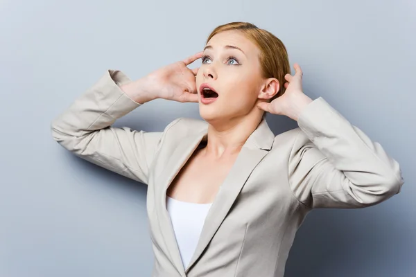 Junge Geschäftsfrau überrascht — Stockfoto