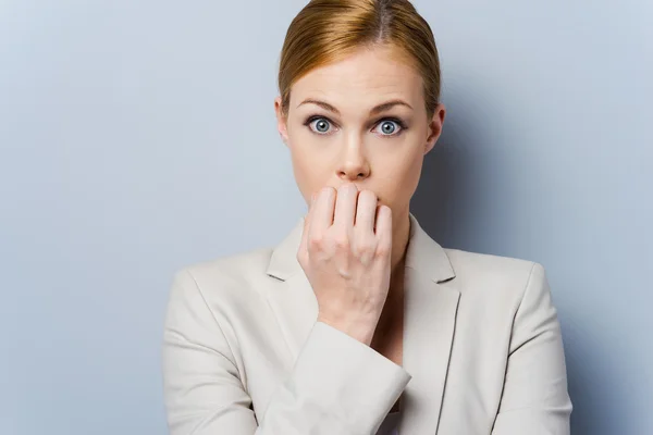 Nerveus zakenvrouw nagels te bijten — Stockfoto