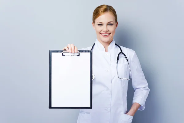 Jistý lékař ženské hospodářství schránka — Stock fotografie