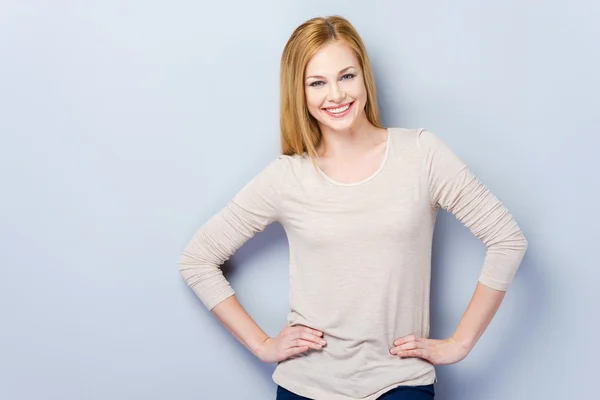 Beautiful young woman posing — Stock Photo, Image