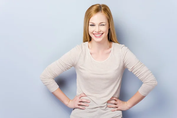 Schöne junge Frau zwinkert — Stockfoto