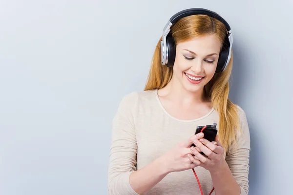 Mujer en auriculares eligiendo música — Foto de Stock