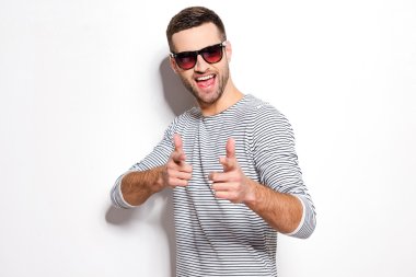 işaret eden yakışıklı genç