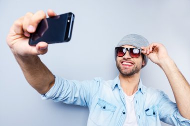 Yakışıklı genç adam selfie yapma