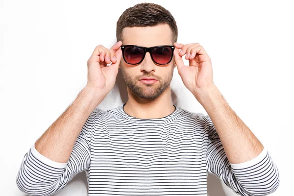 Joven guapo ajustando sus gafas de sol —  Fotos de Stock