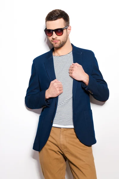 Guapo joven hombre en gafas de sol — Foto de Stock