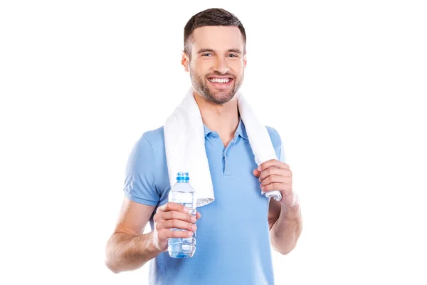 Człowiek z ręcznikiem na ramionach trzymając butelkę — Zdjęcie stockowe