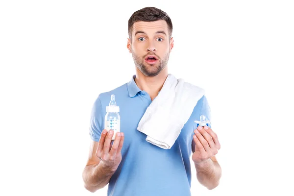 Hombre sosteniendo botella con leche y chupete —  Fotos de Stock