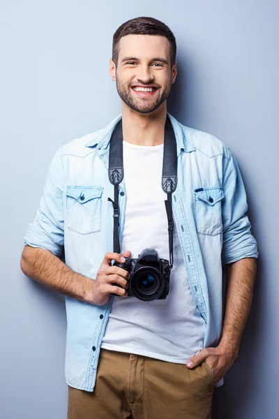 Bonito homem segurando câmera digital — Fotografia de Stock