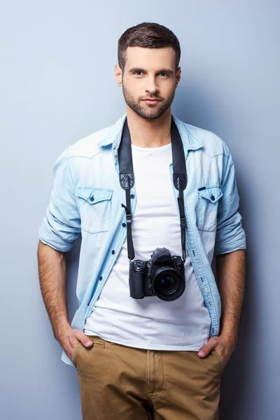 Beau jeune homme avec appareil photo numérique — Photo