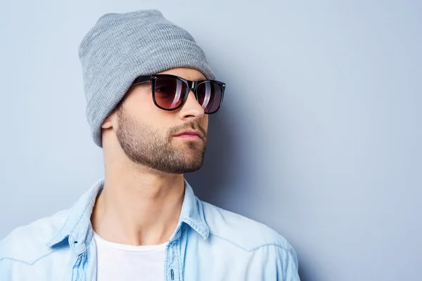 Красивый молодой стильный мужчина в солнечных очках — стоковое фото