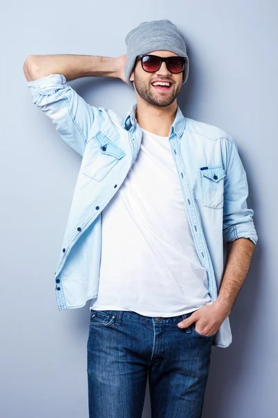 Bonito jovem homem elegante — Fotografia de Stock