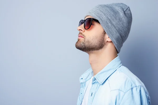 Bonito jovem homem elegante — Fotografia de Stock