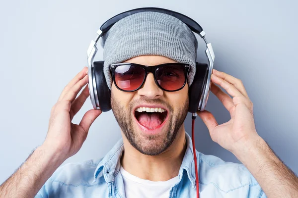 Jovem feliz homem elegante em fones de ouvido — Fotografia de Stock