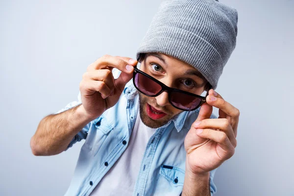 Young man adjusting his sunglasses — Stock Photo, Image