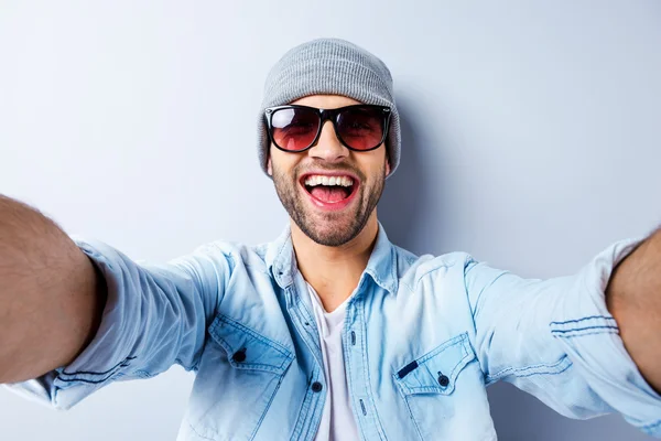 Bello giovane uomo fare selfie — Foto Stock