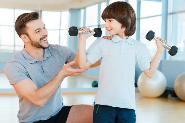 Pai com filho no health club — Fotografia de Stock