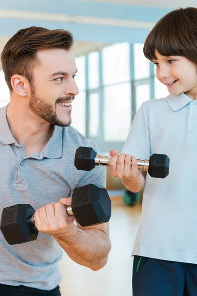 Vater und Sohn im Fitnessstudio — Stockfoto