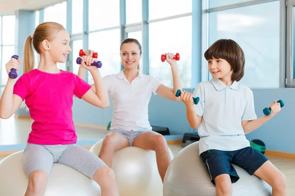 Mãe e duas crianças no health club — Fotografia de Stock