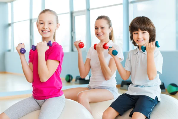 Mãe e duas crianças no health club — Fotografia de Stock