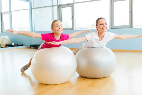 Matka a dcera, cvičení s fitness míče — Stock fotografie