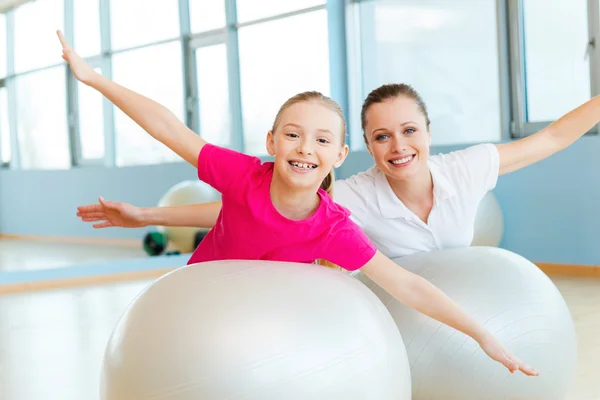 Mutter und Tochter trainieren mit Fitnessbällen — Stockfoto