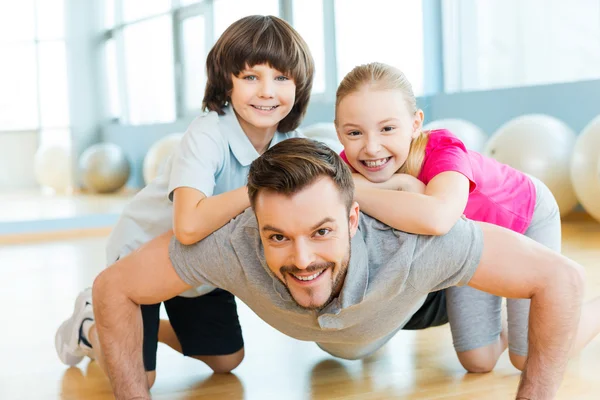 Niños y padre haciendo flexiones — Foto de Stock