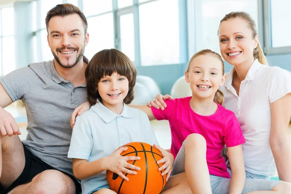 Happy sporty family in sport club — Stock Photo, Image