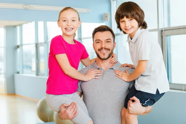 Père portant ses enfants dans ses mains — Photo