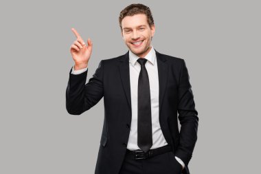 resmi kıyafeti uzağa işaret eden adam