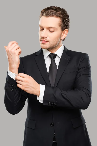 Мужчина в формальной одежде регулирует рукава — стоковое фото