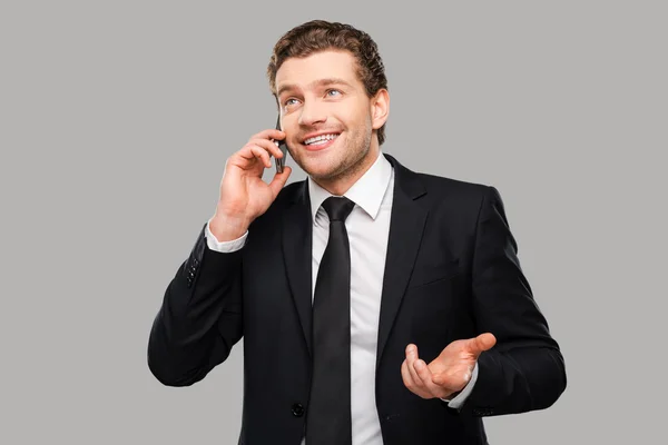 Чоловік у формальному одязі розмовляє на мобільному телефоні — стокове фото