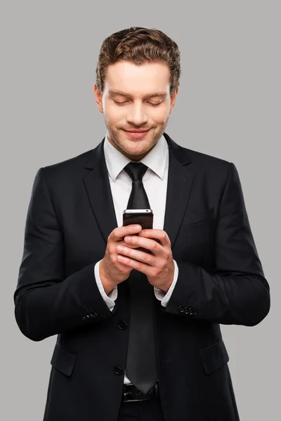 Чоловік у формальному одязі тримає мобільний телефон — стокове фото