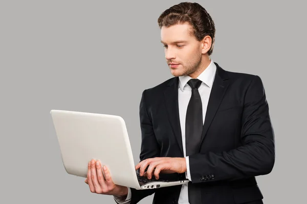 Man in formalwear die op laptop werkt — Stockfoto