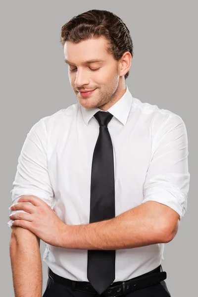 Hombre con camisa ajustando sus mangas — Foto de Stock