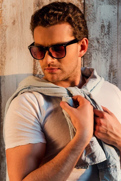 Красивый молодой человек в солнцезащитных очках — стоковое фото