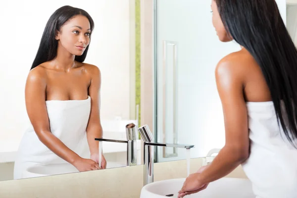 African woman washing hands in bathroom — Stock Photo, Image