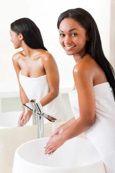 Femme africaine se laver les mains dans la salle de bain — Photo