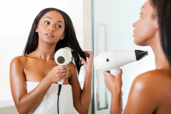 Африканская женщина сушит волосы — стоковое фото