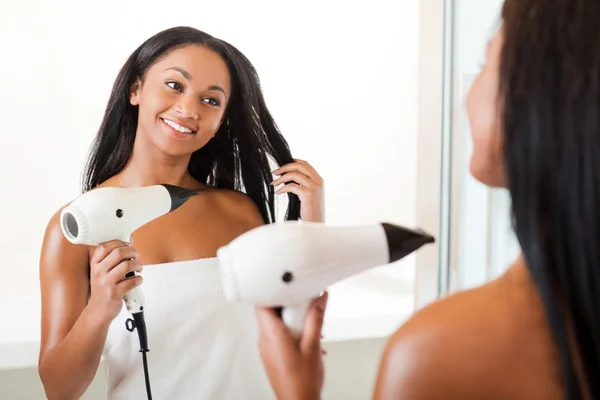 African woman drying hair — Stock Photo, Image